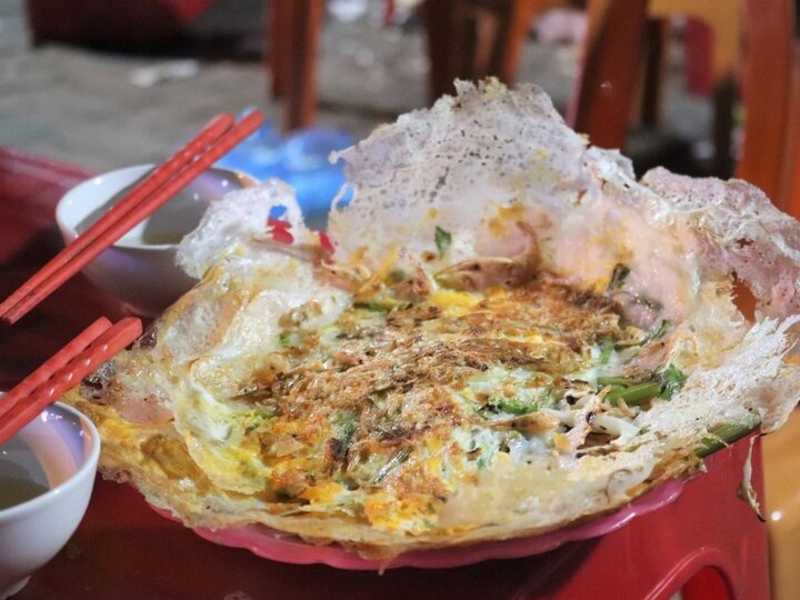 banh-khoai-thanh-hoa-khong-the-thieu-rau-muong-va-bap-cai-thai-soi
