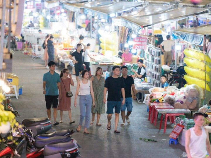 Du khách dạo chơi tại chợ đêm Sầm Sơn