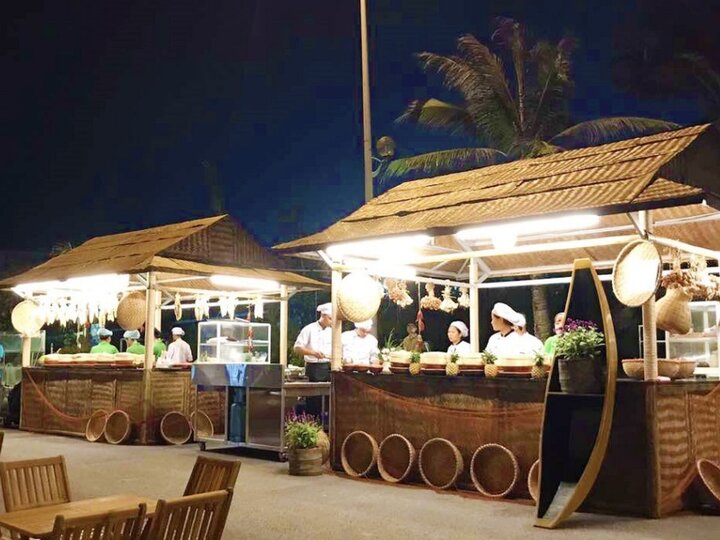 Không gian chợ đêm Sầm Sơn rực rỡ ánh đèn