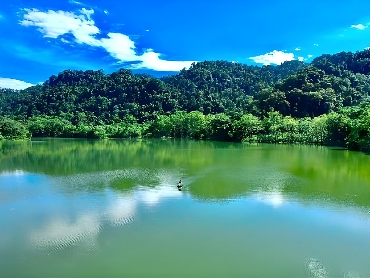 Hồ Pha Đay là điểm đến phải thử khi ghé thăm bản Bút.