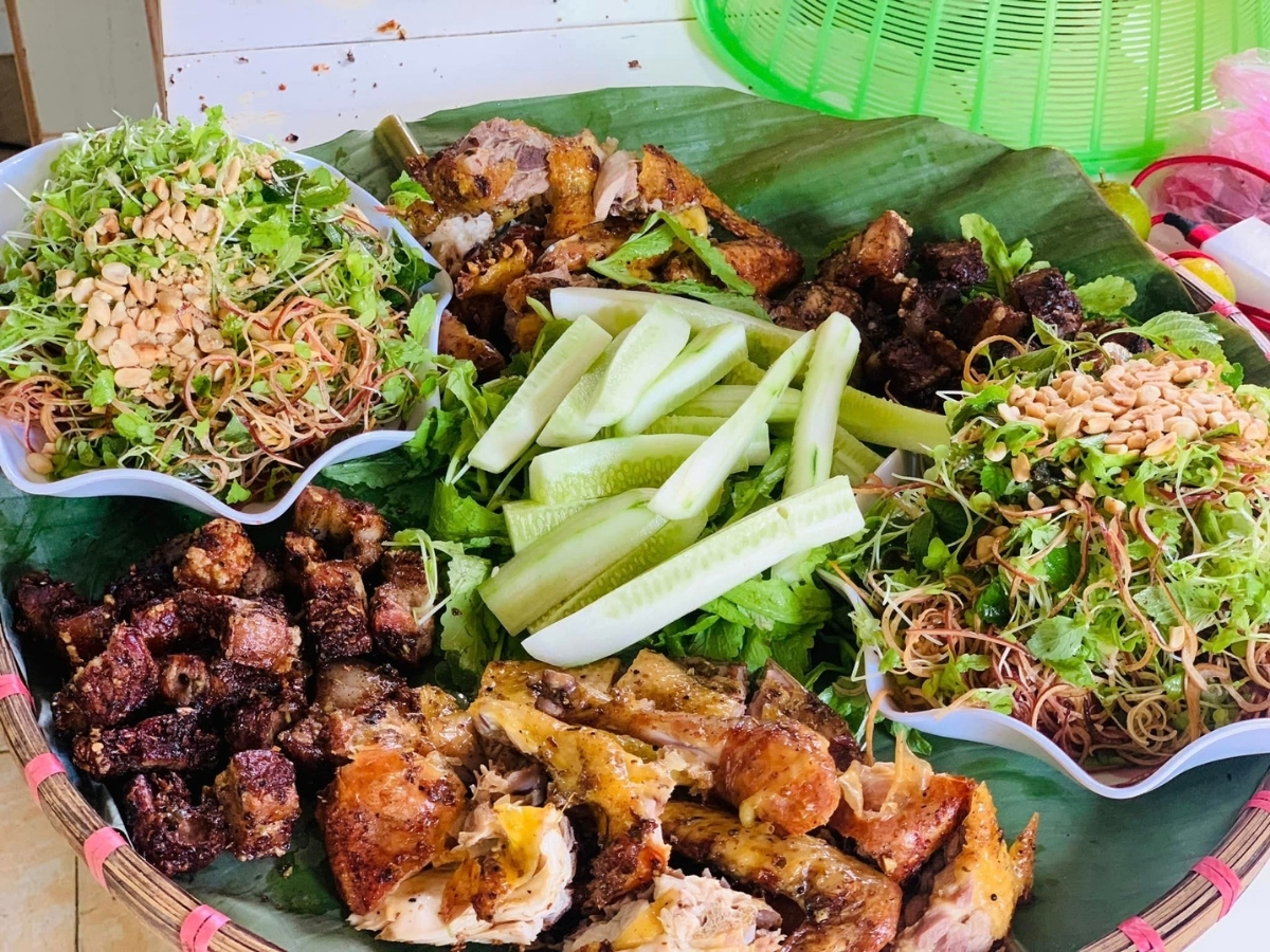 Các món ăn đặc sản du khách có thể thưởng thức tại hồ Vinh Quang