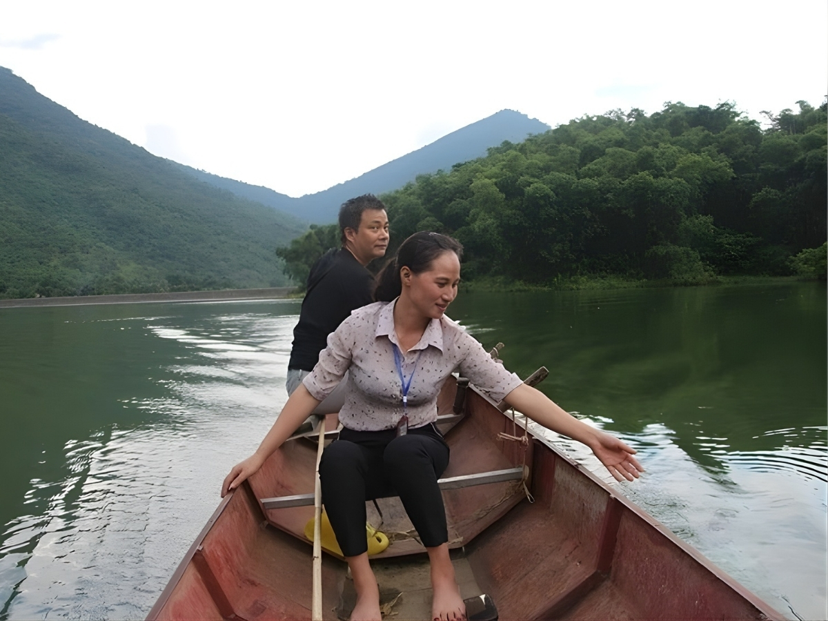 Trải nghiệm đi thuyền giữa hồ Vinh Quang