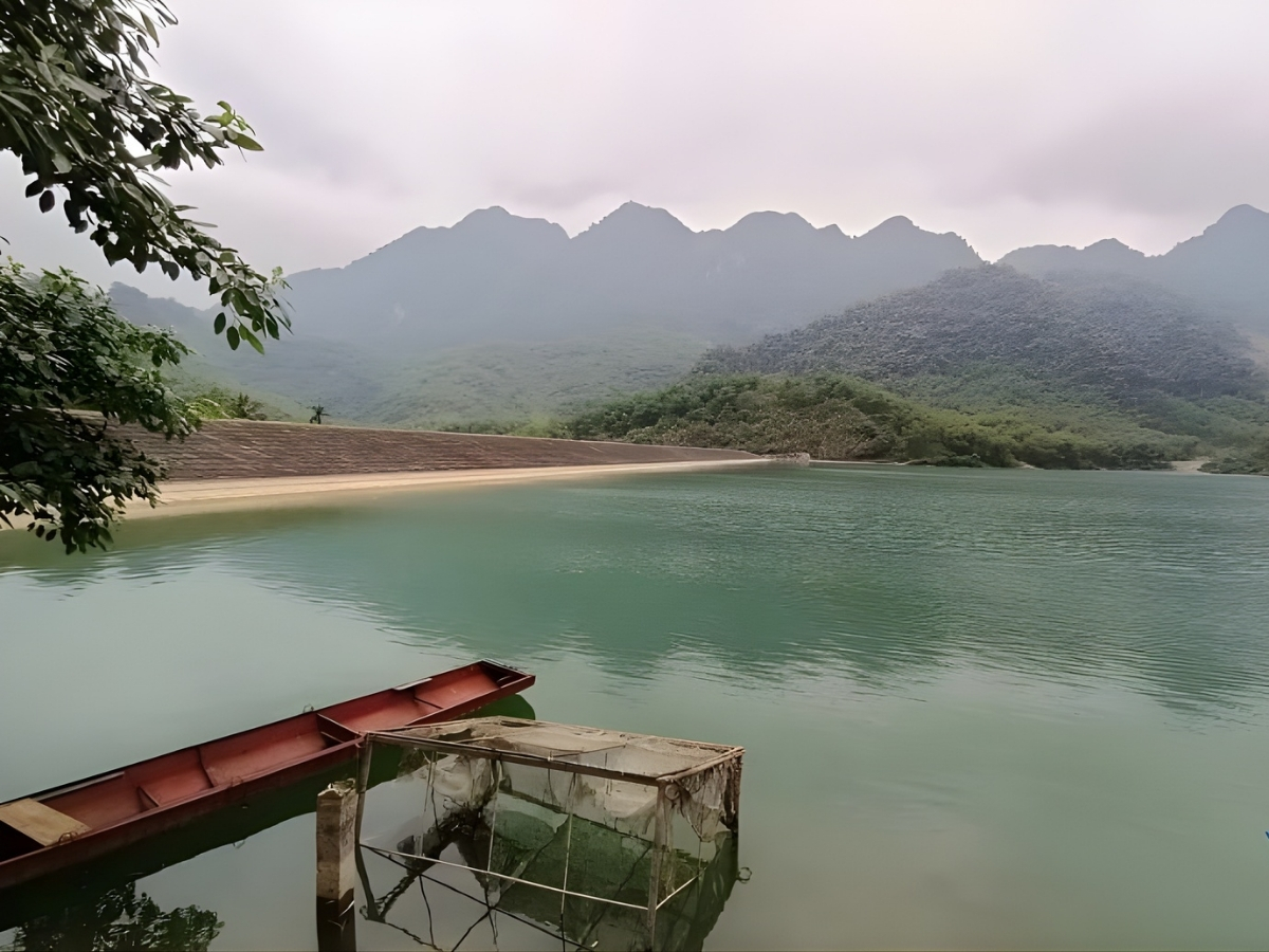 Hồ Vinh Quang có diện tích hơn 1 ha
