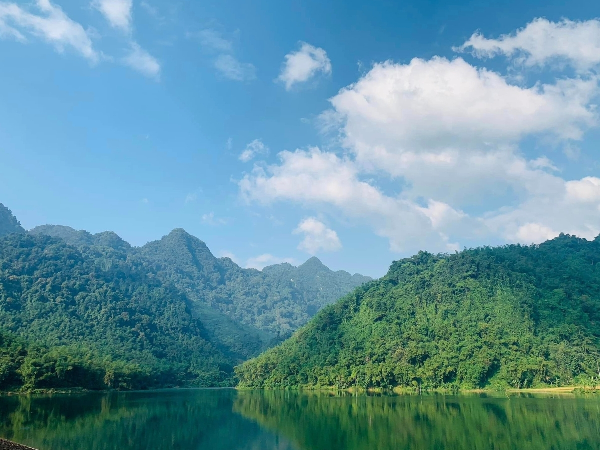 Khung cảnh hồ Vinh Quang tại Thường Xuân