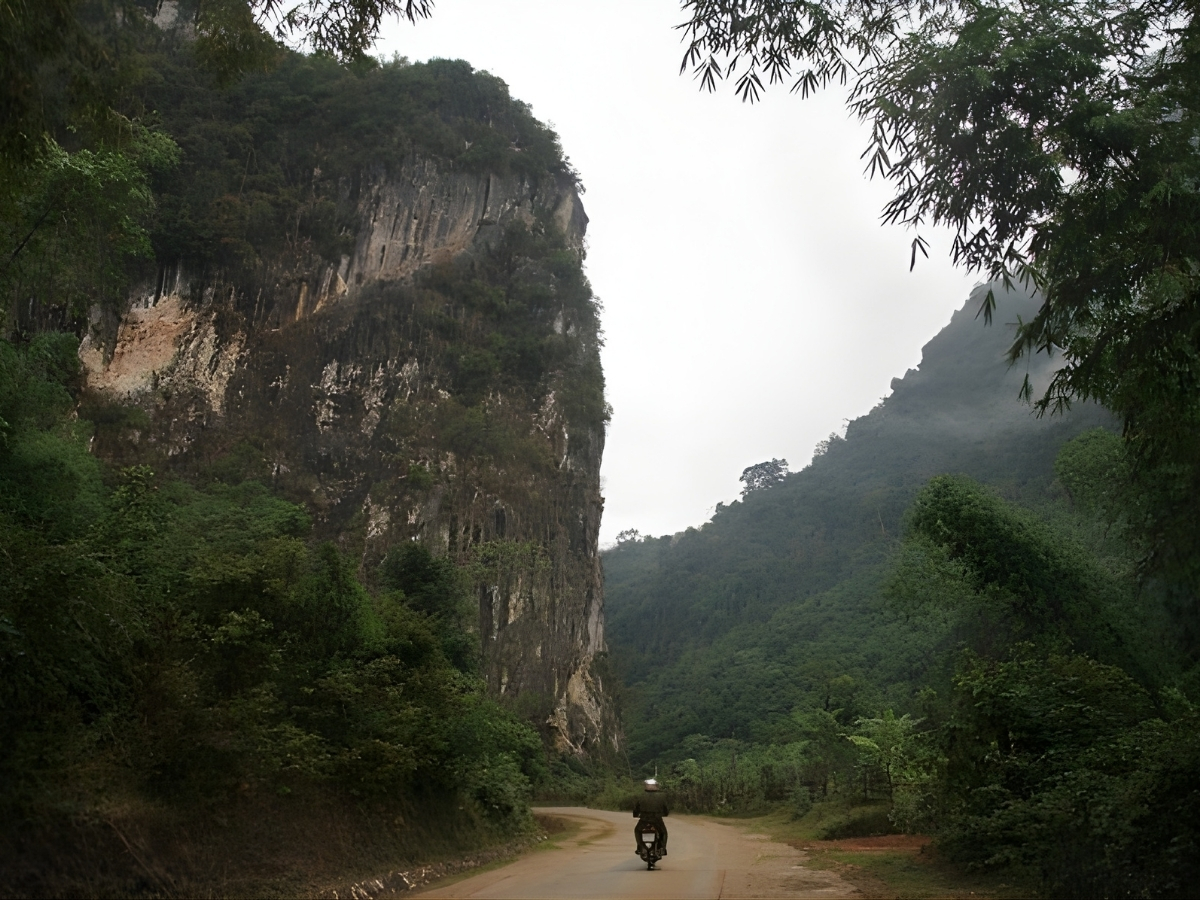 Khung cảnh hùng vĩ của núi rừng Quan Sơn