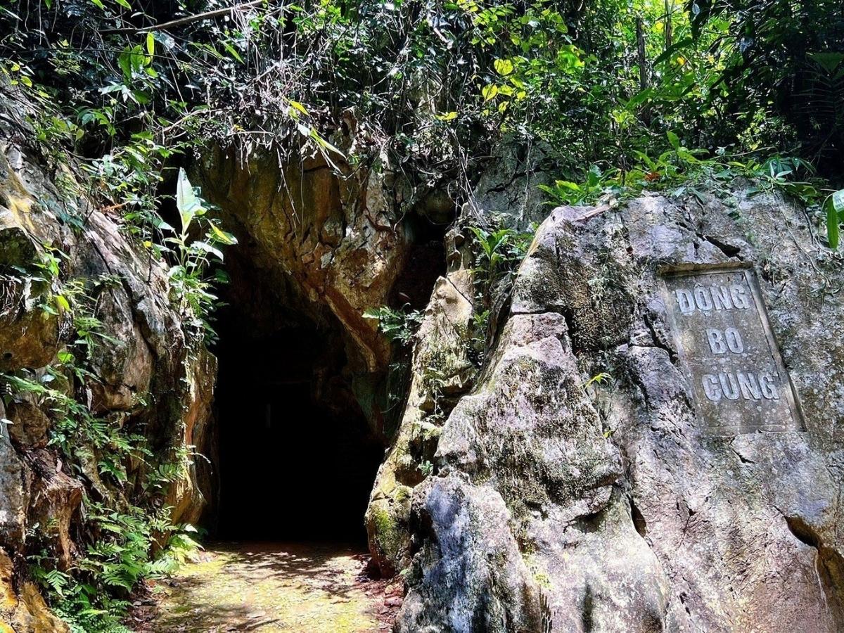 Không gian tại lối vào động Bo Cúng
