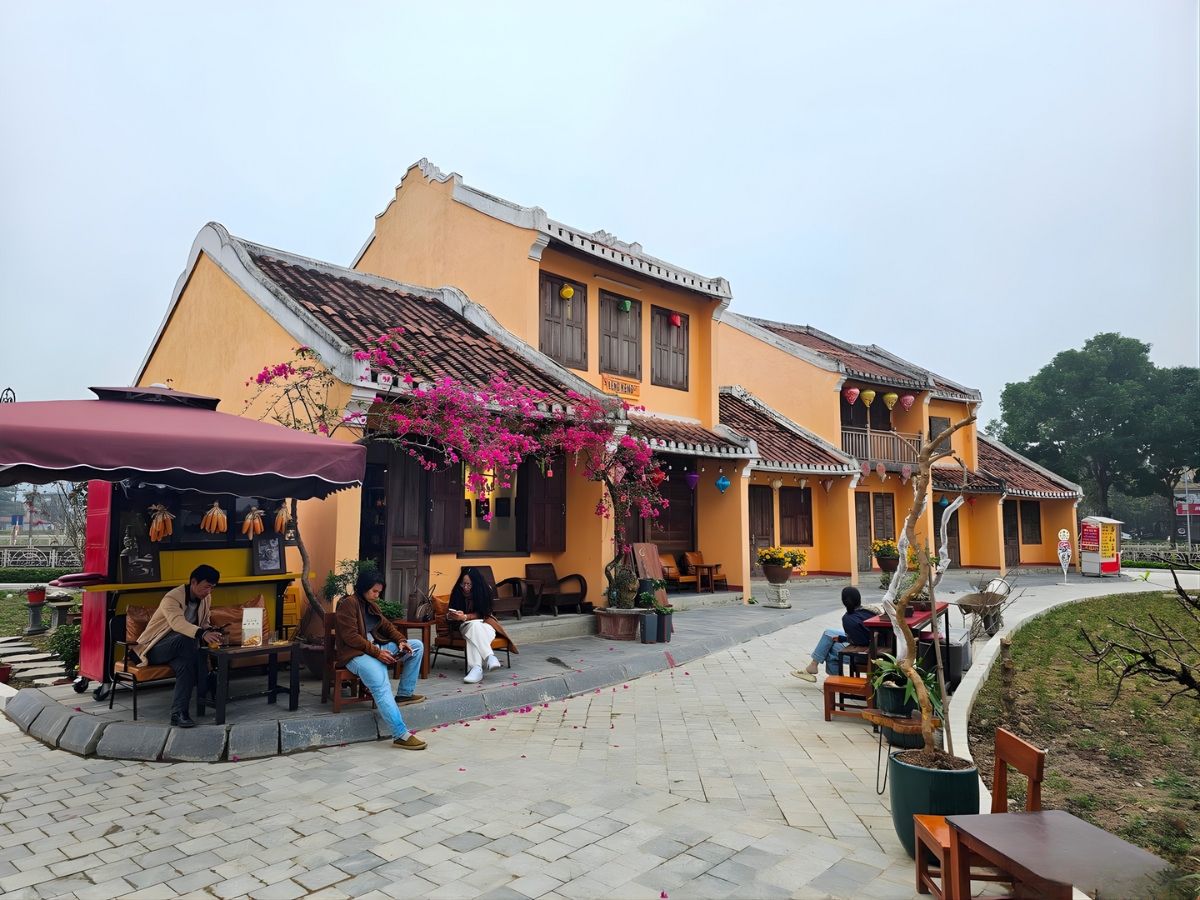 Khu nhà mô phỏng phố cổ Hội An với mái ngói và tường vàng đặc trưng