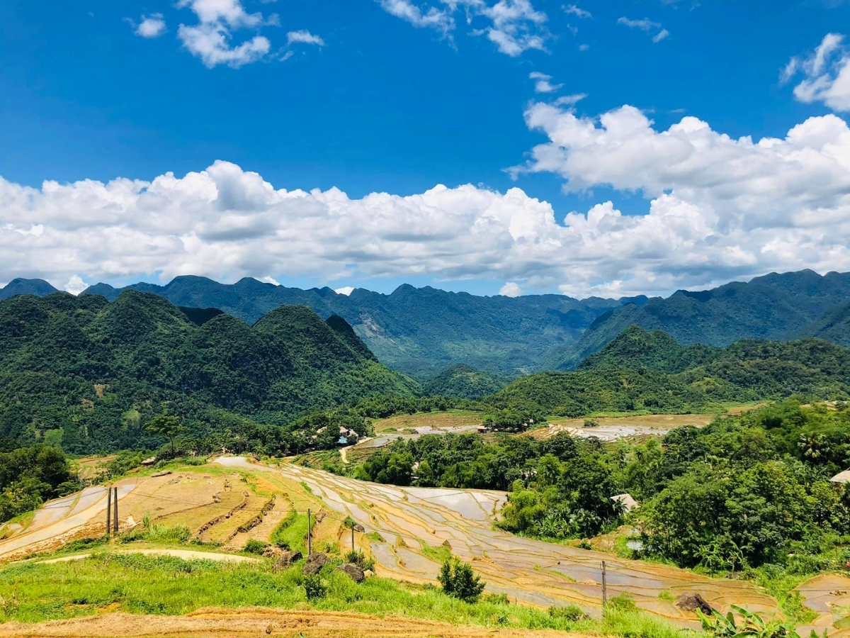 Pù Luông nằm tại xã Tân Ninh, tỉnh Thanh Hóa