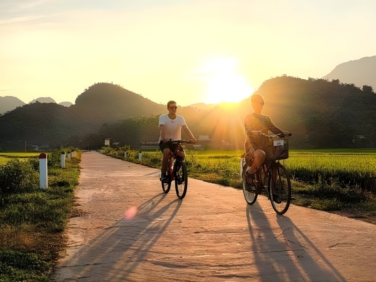 Tour xe đạp Pù Luông gắn liền với du lịch văn hóa bản địa.
