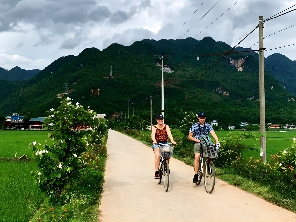 Du khách nước ngoài trải nghiệm đạp xe tại Pù Luông