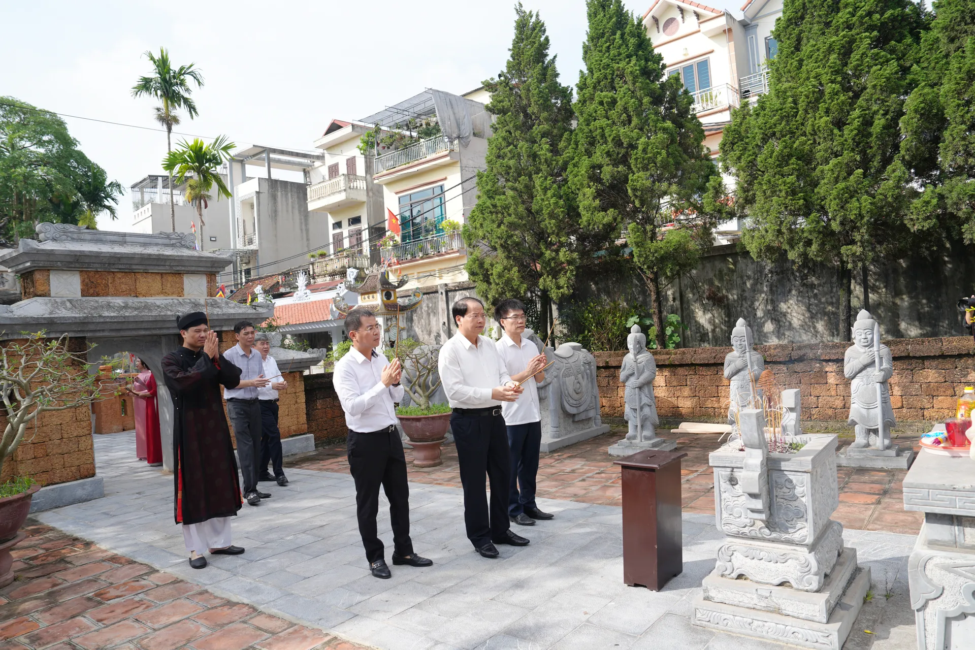Trang phục lịch sự, kín đáo giúp chuyến tham quan đền thờ thêm trọn vẹn và trang nghiêm