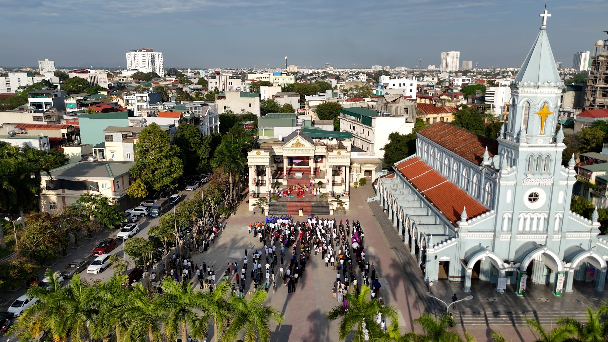 Nhà thờ mở cửa từ sáng sớm đến chiều tối, thuận tiện cho tham quan và hành lễ