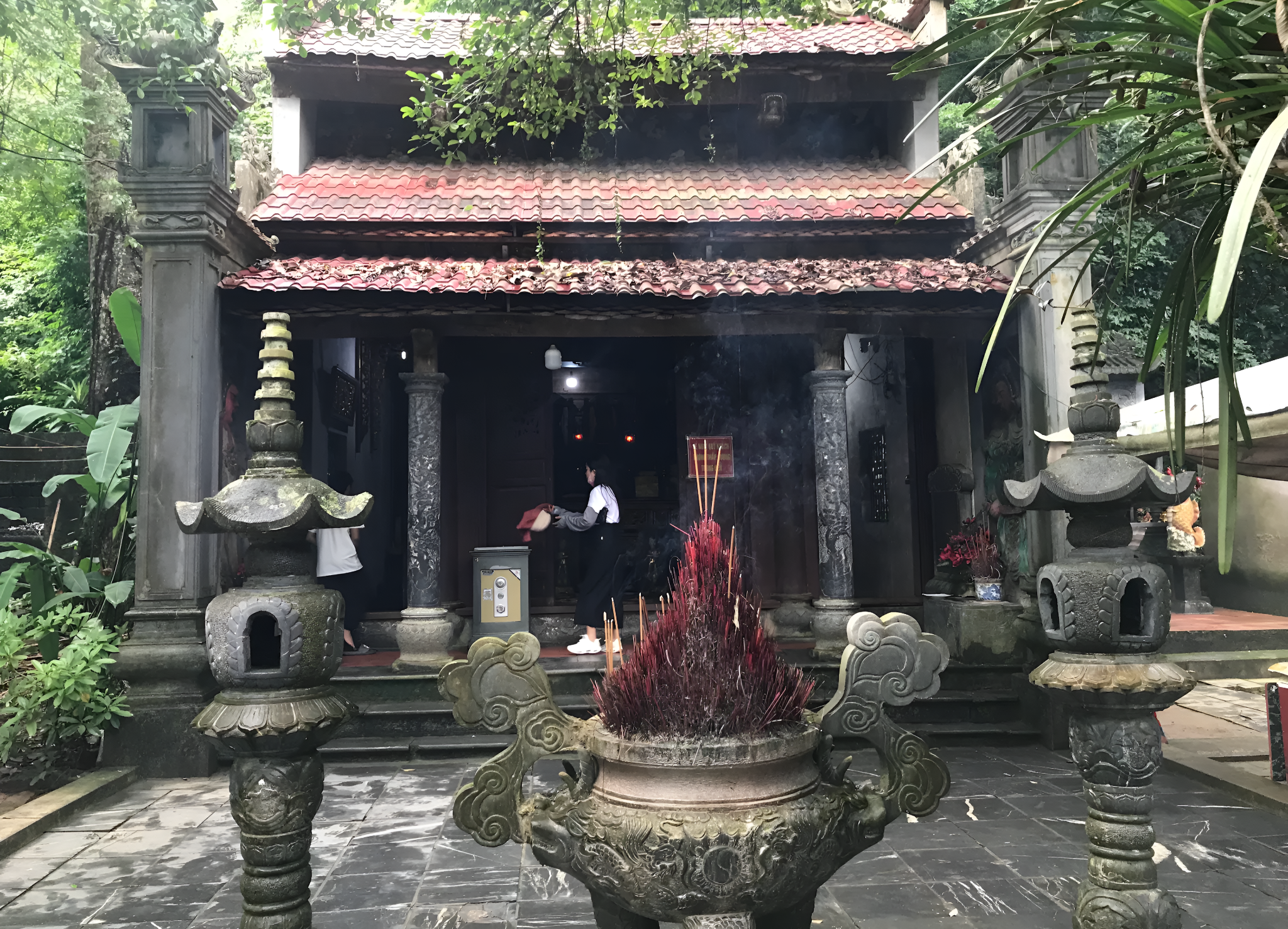 Đền thờ tưởng nhớ vị thần rắn đã cứu dân làng khỏi hiểm họa, ban cho dòng suối mát