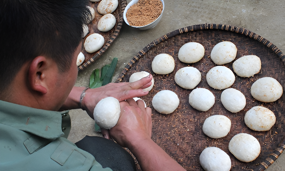 Bánh Gì - một loại bánh dày giã tay trong dịp lễ của người dân tộc Dao tại Cẩm Thủy