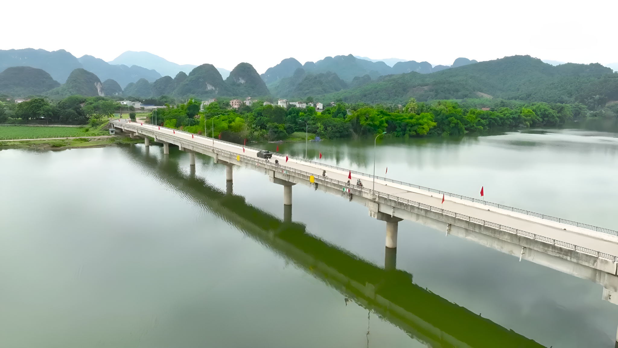 Cẩm Thủy hiện lên quen thuộc với chiếc cầu bắc ngang dòng sông Mã