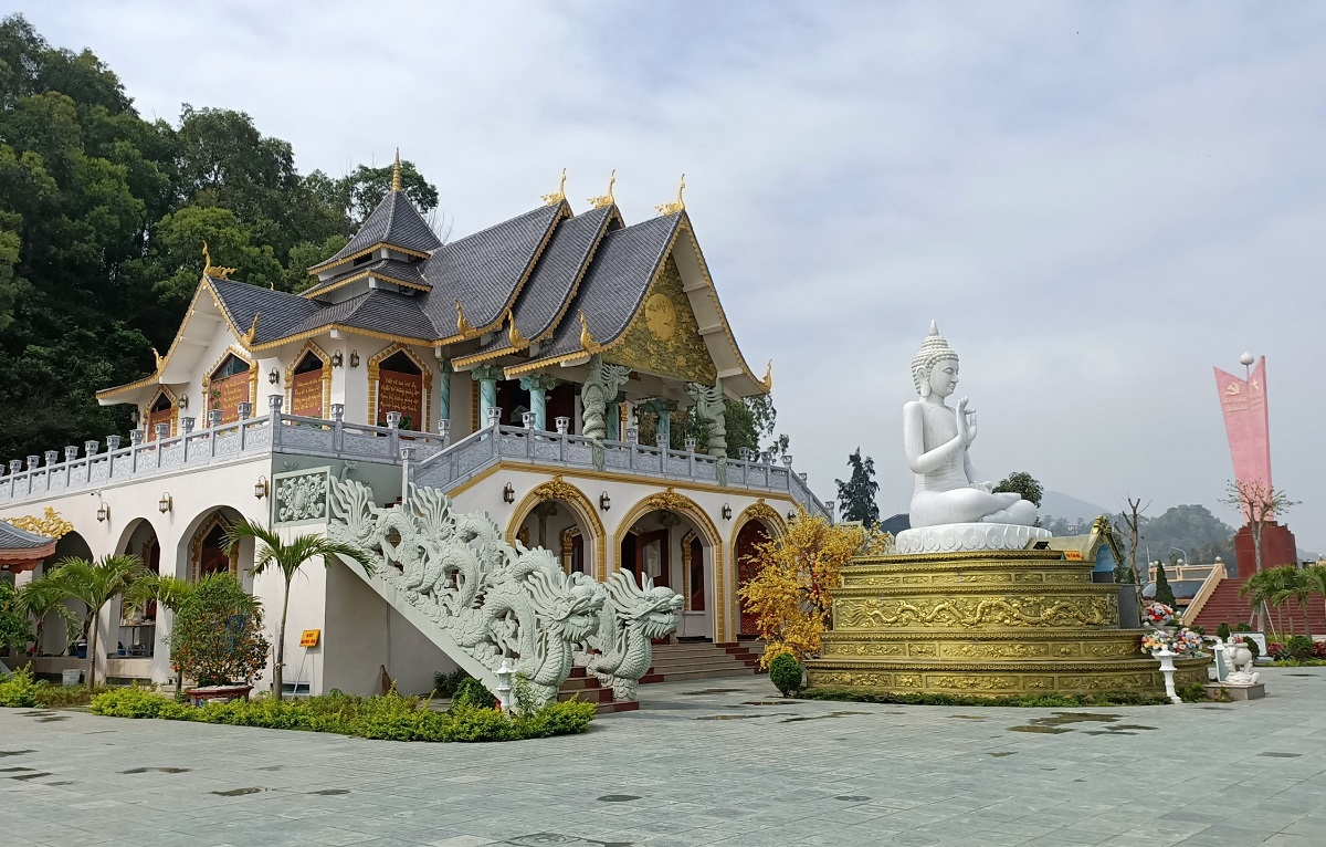 Chùa Bụt Hải Tiến thanh tịnh, điểm dừng chân tâm linh bên bờ biển.
