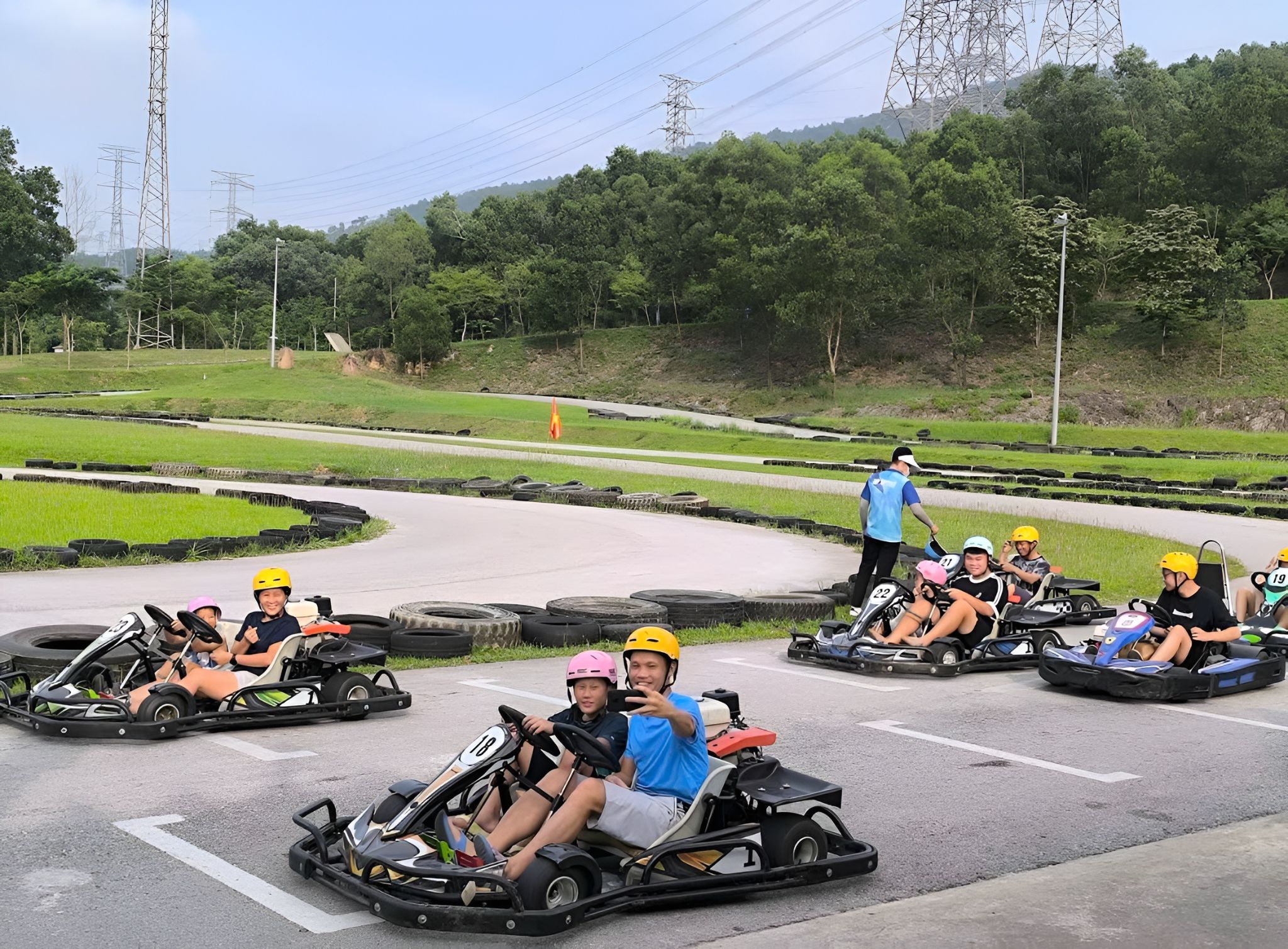 Khu nghỉ dưỡng Anh Phát với hoạt động go-kart ngoài trời sôi động, điểm vui chơi giải trí hấp dẫn 