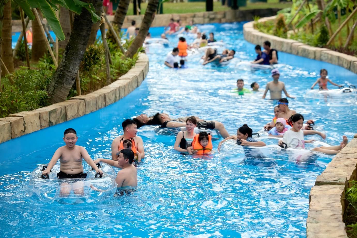 Công viên nước Sun World Sầm Sơn đông vui mùa hè, khu vui chơi ở Thanh Hóa lý tưởng cho gia đình và trẻ nhỏ