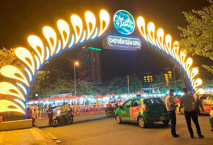 Một buổi tối nhẹ nhàng, rộn ràng ở chợ đêm Sầm Sơn