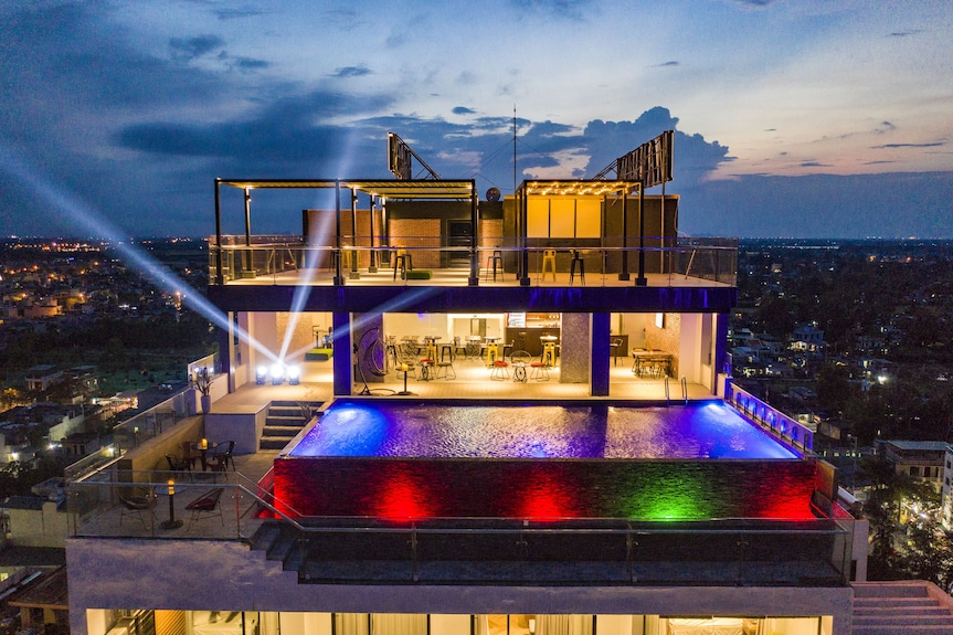 The Marron Hotel - khách sạn ven biển cao cấp, nổi bật với tầm nhìn trực diện biển và phong cách thiết kế hiện đại, sang trọng