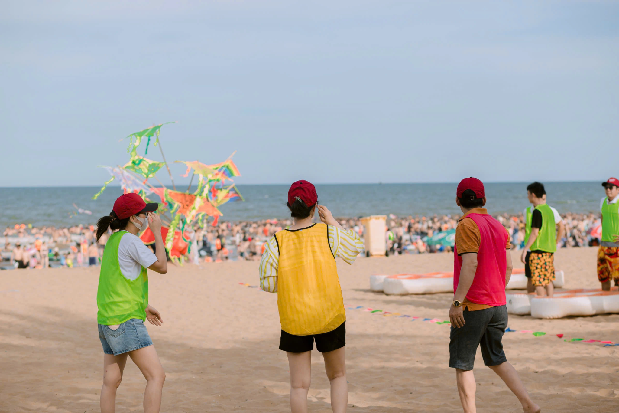 Hoạt động team building và trò chơi tập thể trên bãi biển Sầm Sơn