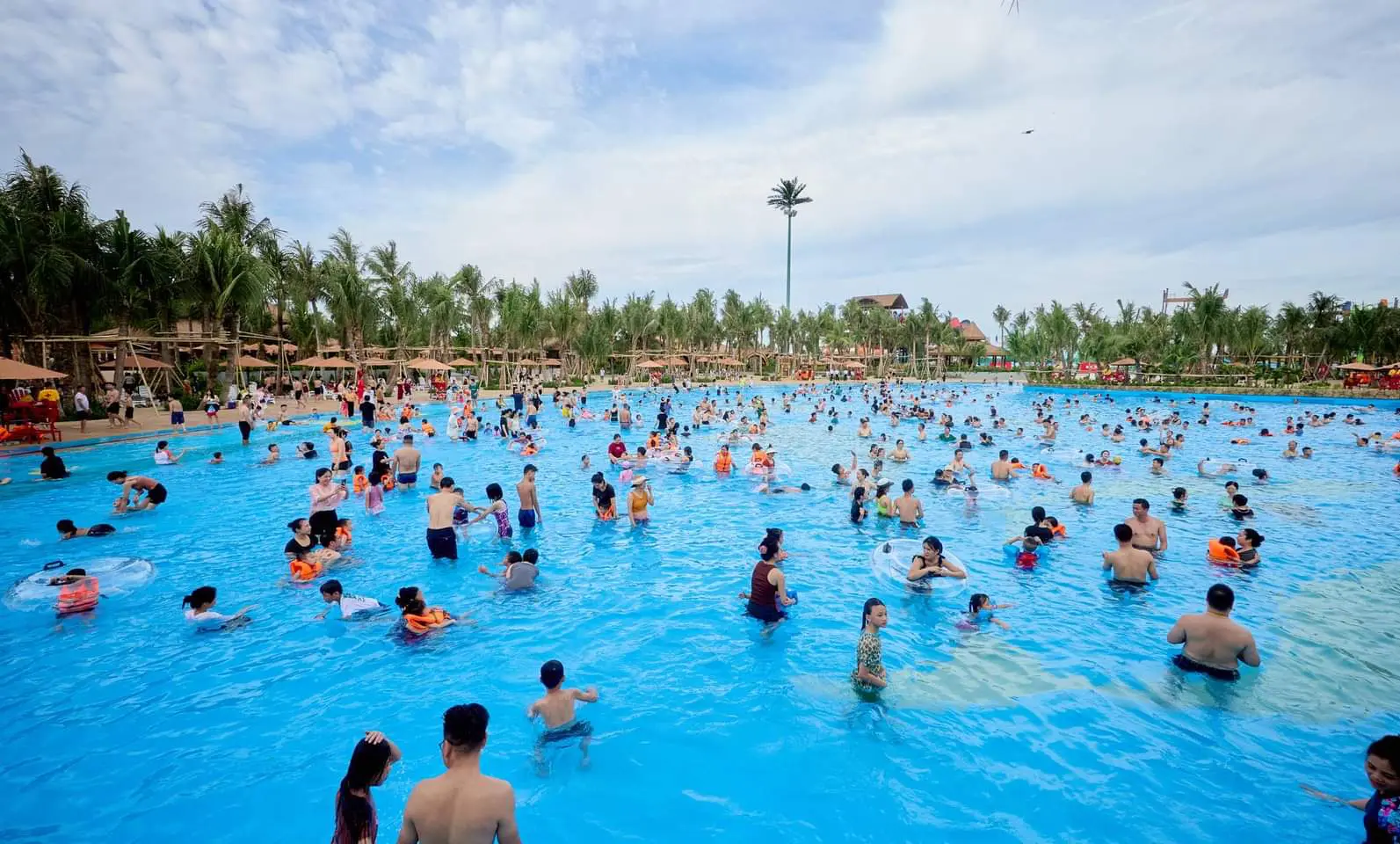 Hồ tạo sóng và sông lười phù hợp gia đình khi vui chơi ở Sầm Sơn.