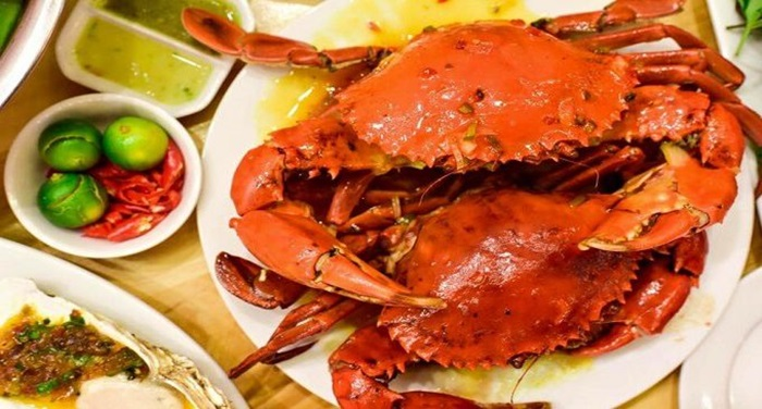 The bright red crabs and shrimp of Sam Son, with their naturally firm and sweet meat, offer a taste of the sea you'll remember forever.