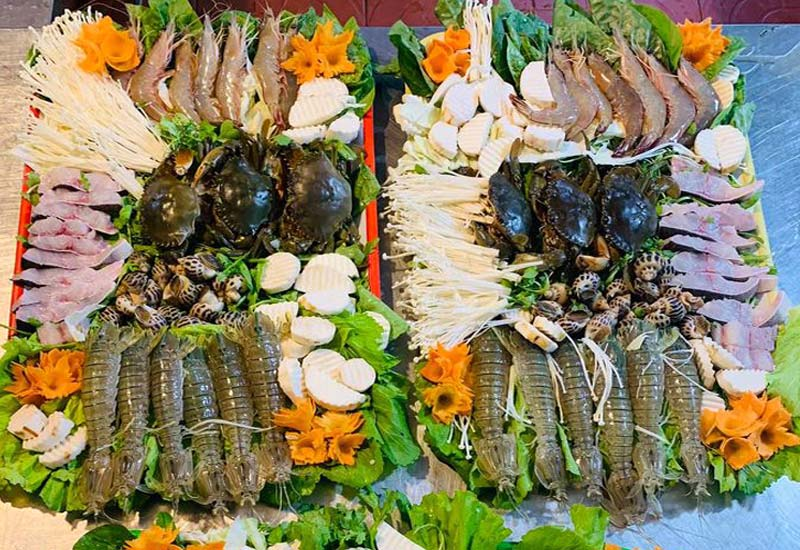 Chinh Thuy Seafood Restaurant Sam Son stands out with fresh seafood platters, authentic preparation, and clearly listed prices