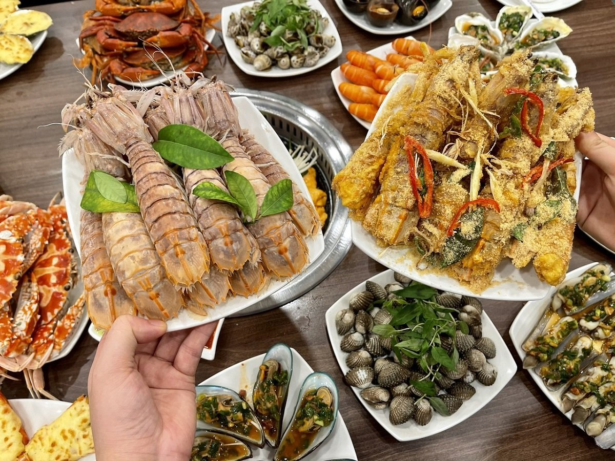 Savor the full taste of the Sam Son sea in a platter of fresh seafood, each dish rich with the flavor of the Thanh Hoa coast