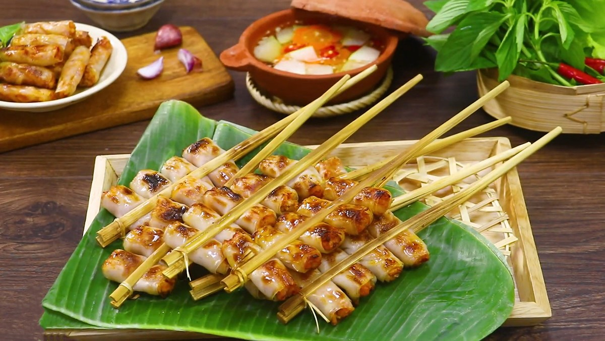 Grilled shrimp cake from Thanh Hoa, golden and fragrant, with a rich, sweet shrimp filling, a specialty dish you must try when visiting Sam