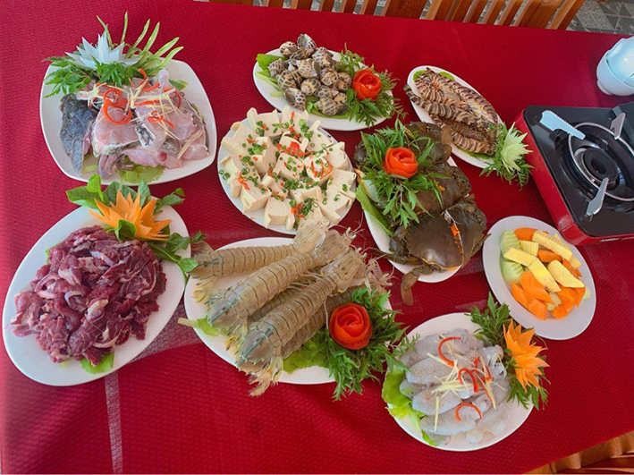 A fresh and diverse Sam Son seafood platter, attractively prepared, an ideal choice for a full seafood lunch
