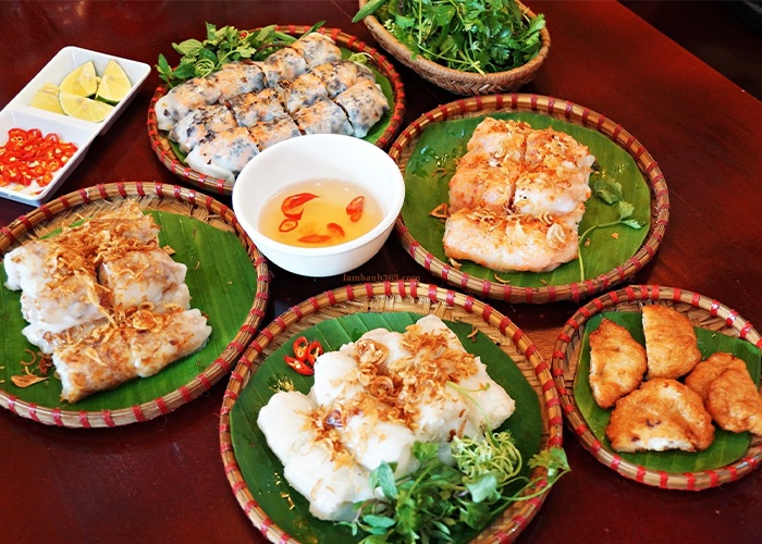 Thanh Hoa hot rolled rice cakes are soft and smooth, with a rich filling, served with dipping fish sauce prepared in the authentic Thanh Hoa