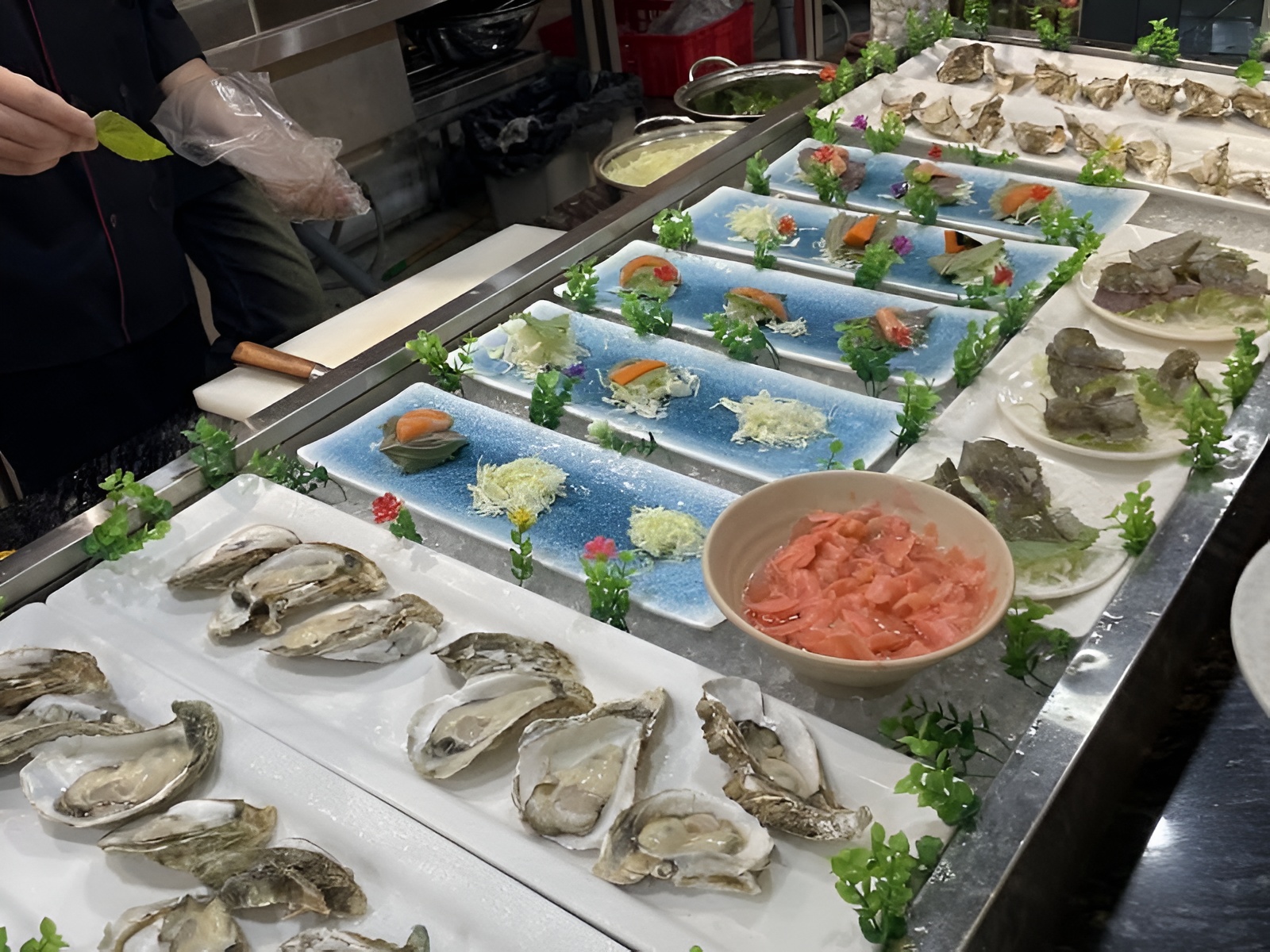 Hải sản Thanh Hóa tươi sống mỗi ngày, bày biện chuẩn buffet với hàu, tôm, cá hồi giữ trọn vị ngọt tự nhiên.