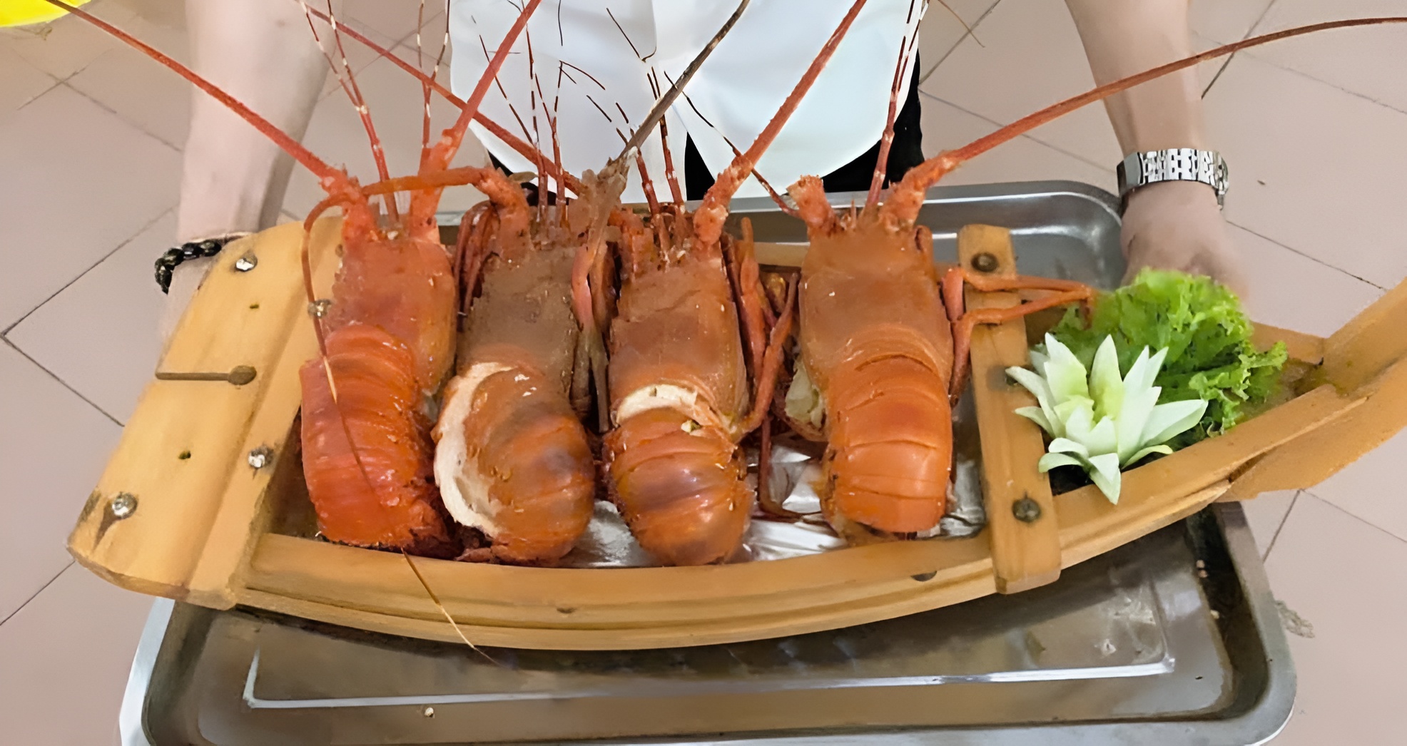 Món tôm hùm tươi tại nhà hàng Blue Ocean, chế biến tinh tế, giữ trọn vị ngọt tự nhiên