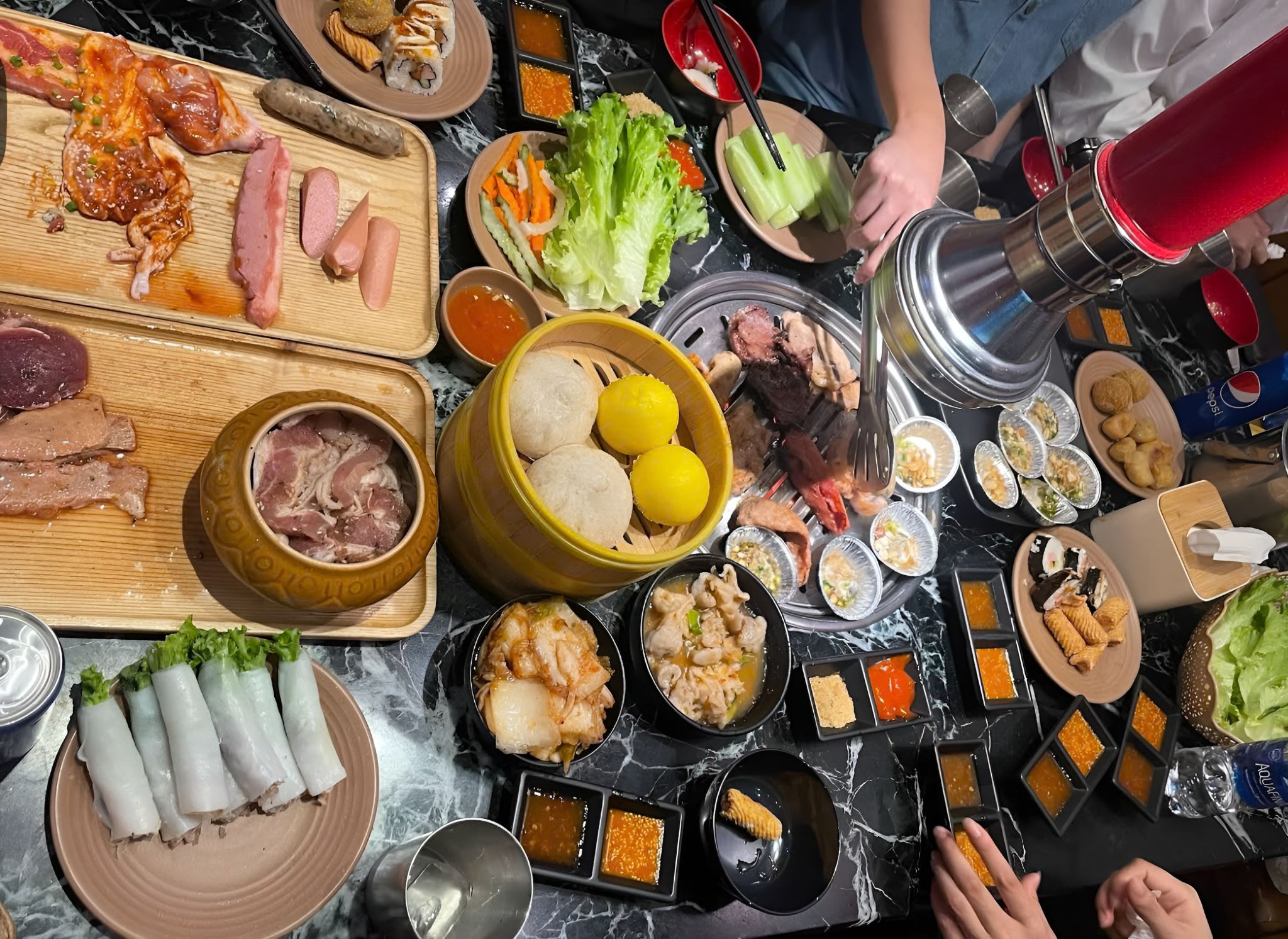 Không gian quán lẩu & nướng Kiko với menu đa dạng, topping đầy đặn, phù hợp tụ họp bạn bè và gia đình.