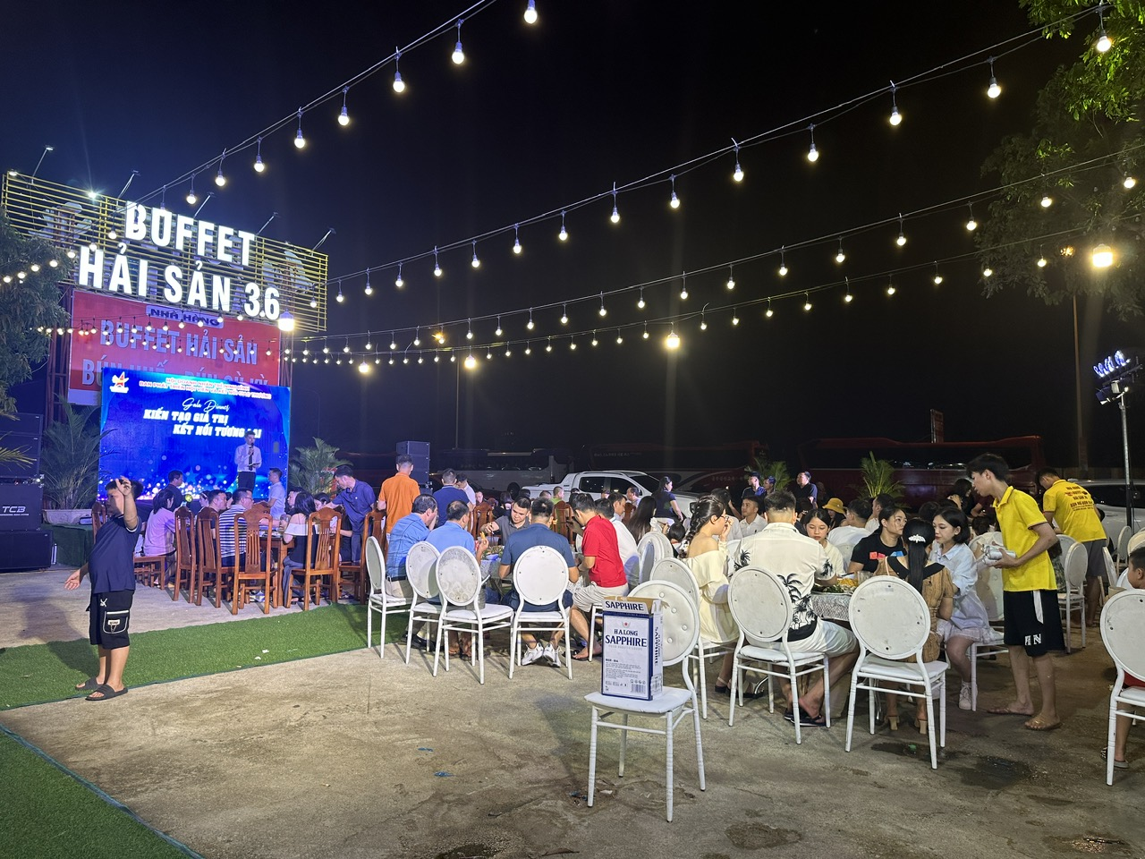 Buffet hải sản 36 Sầm Sơn nhộn nhịp về đêm, không gian ngoài trời sôi động, lý tưởng cho nhóm bạn và gia đình