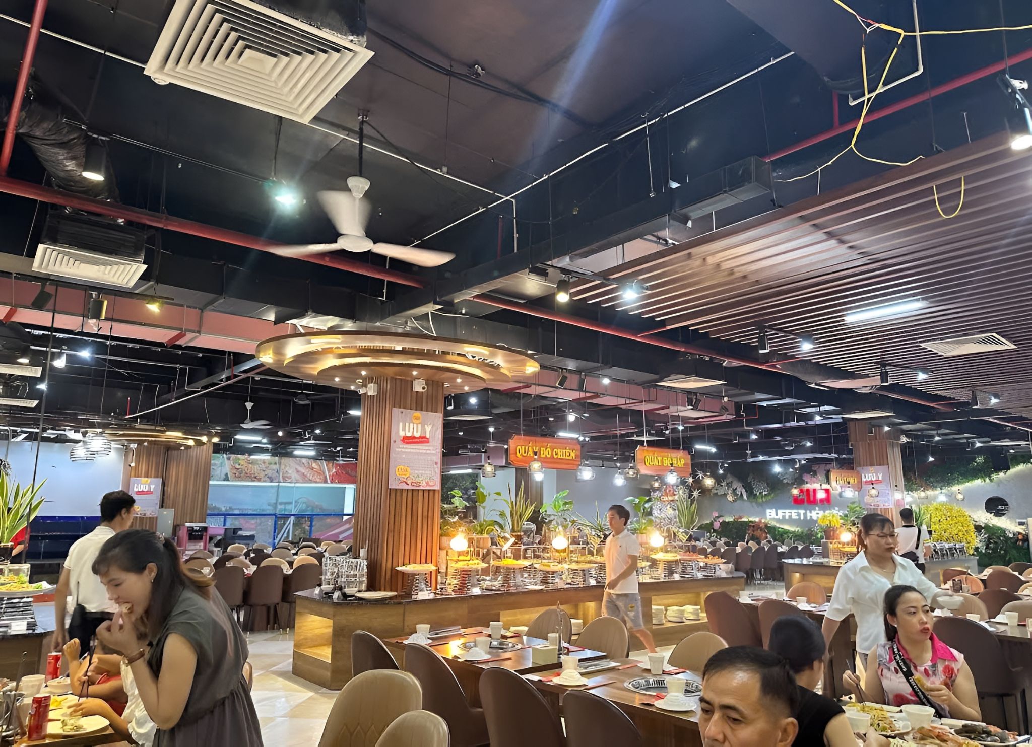 Không gian nhà hàng rộng rãi, hiện đại, bố trí khoa học, mang đến trải nghiệm buffet hải sản Thanh Hóa thoải mái cho mọi nhóm khách