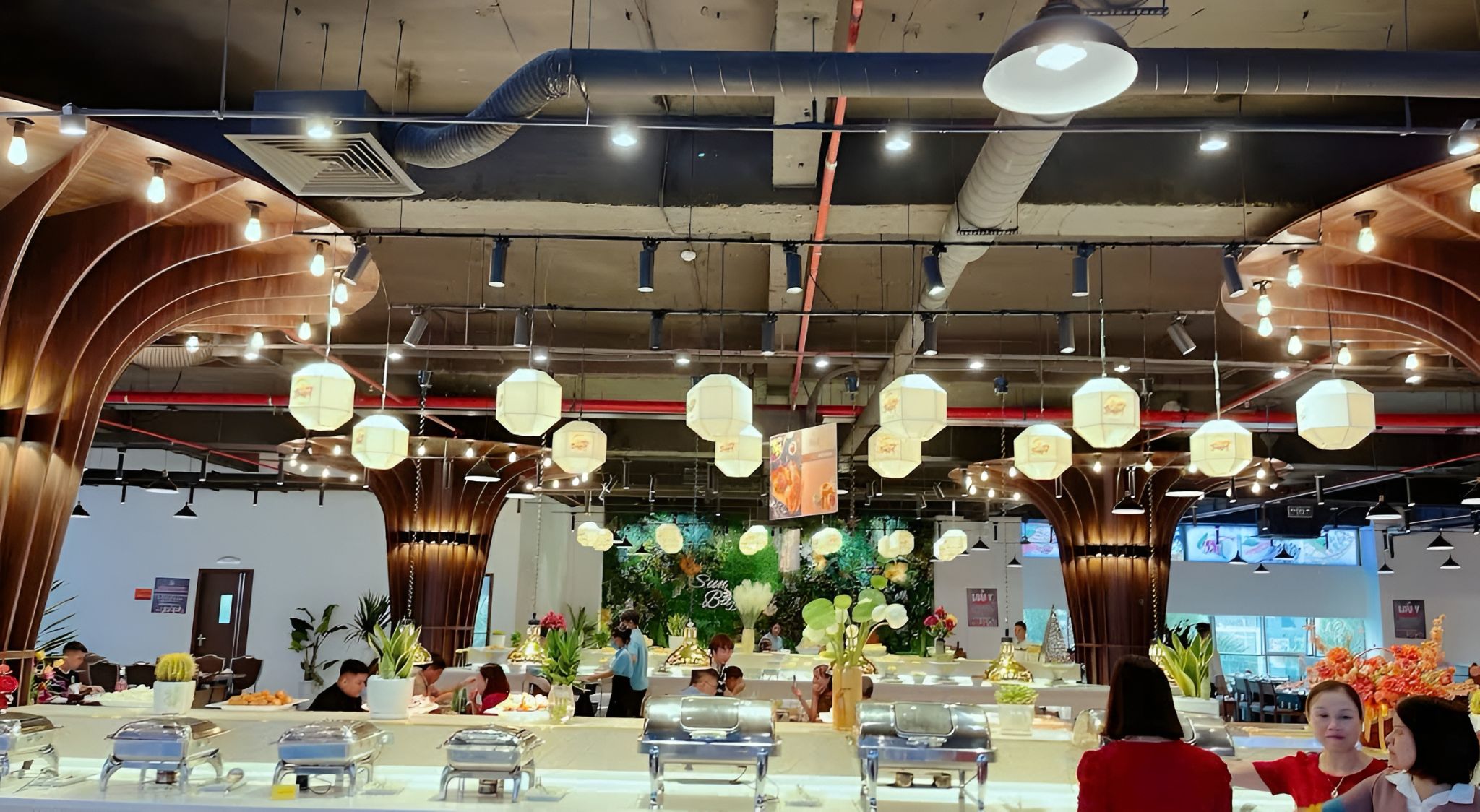 Sun Buffet gây ấn tượng với không gian hiện đại, rộng rãi, thiết kế sang trọng, thoải mái cho gia đình và nhóm đông