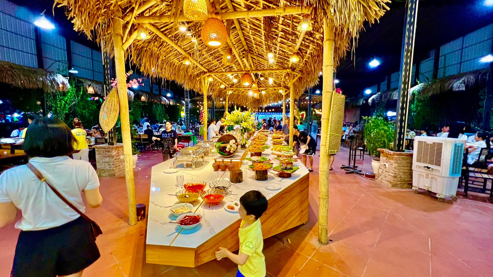 Buffet nhộn nhịp với quầy món phong phú, không gian ấm cúng, phục vụ đông khách mỗi tối