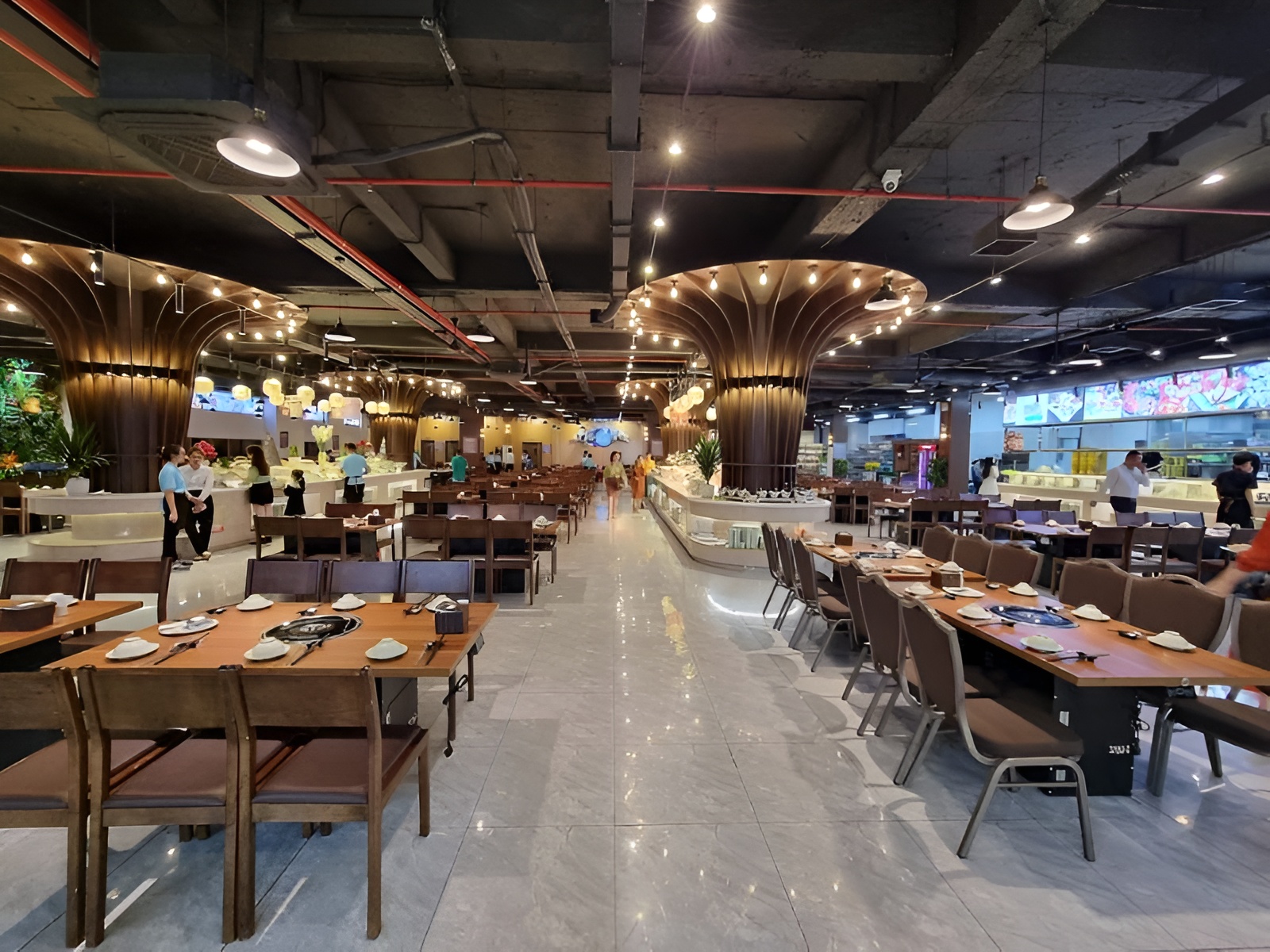 Không gian nhà hàng buffet rộng rãi, thoáng đãng, phù hợp tiếp khách và nhóm đông