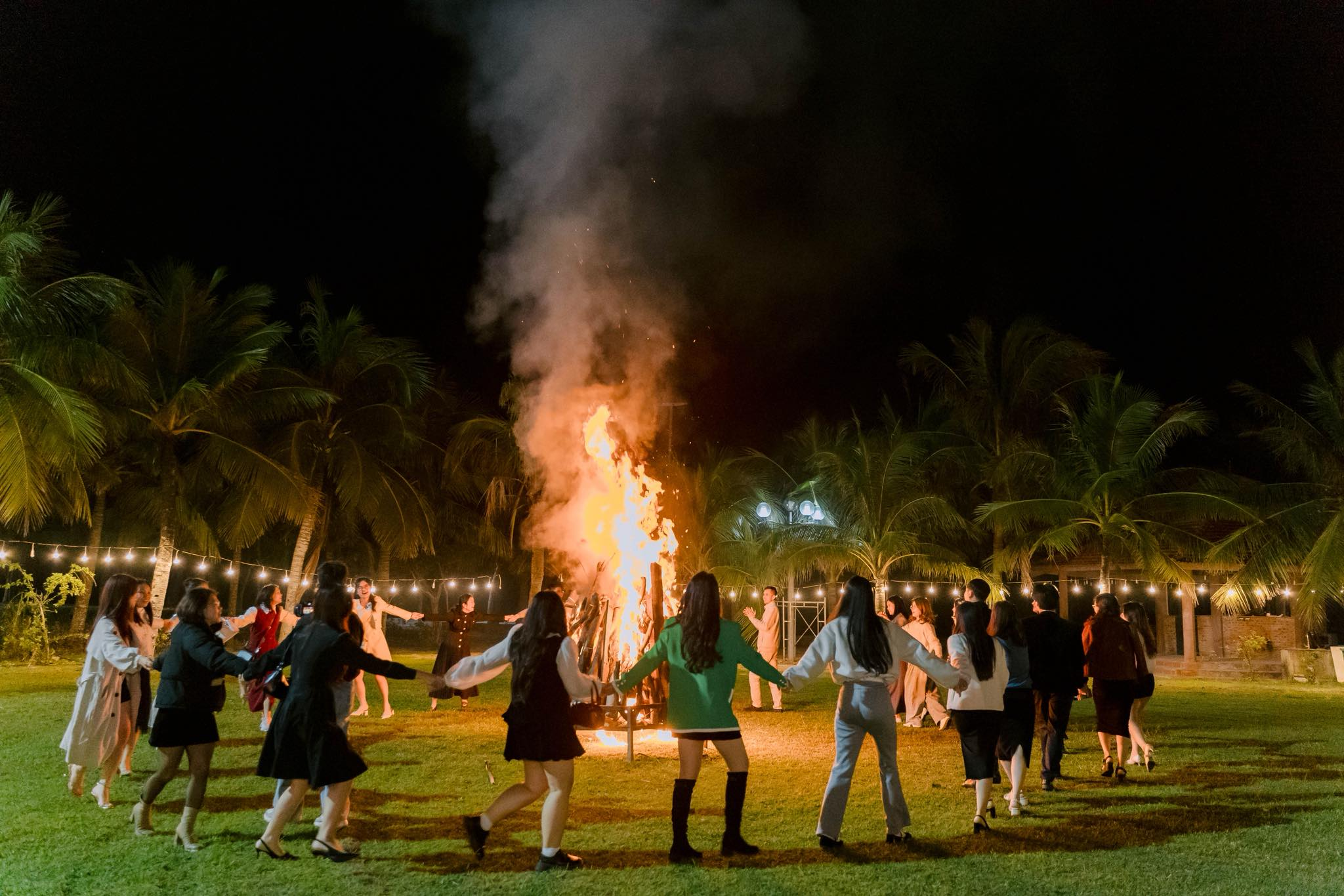 Hải Tiến Resort với không gian team building sôi động, đốt lửa trại gắn kết giữa thiên nhiên biển