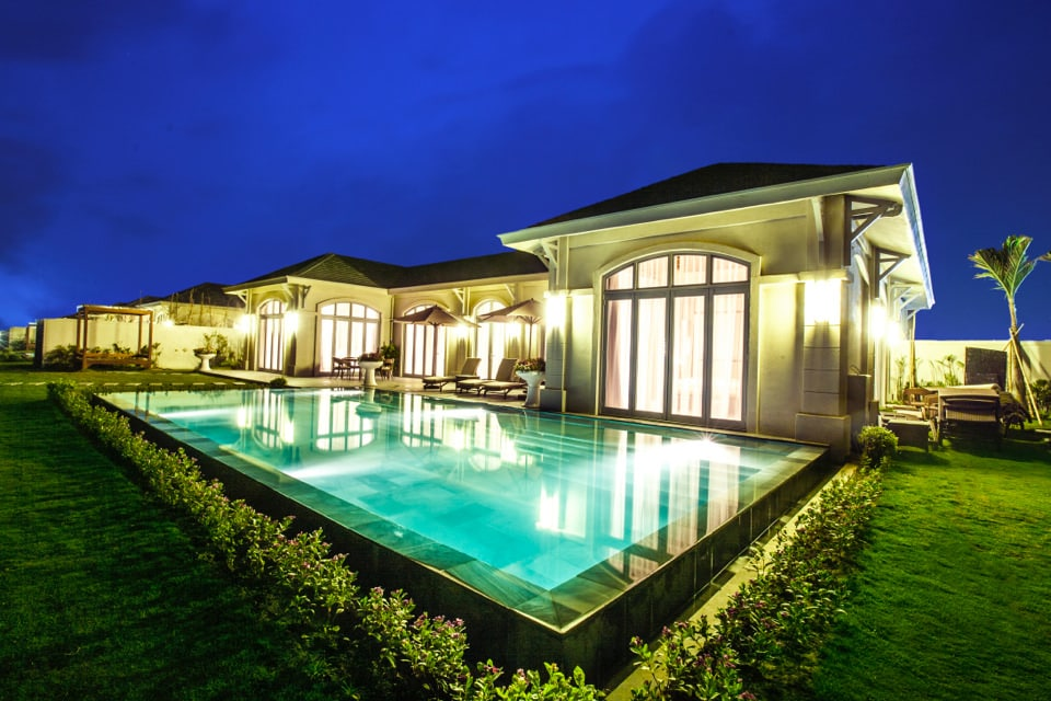 Không gian nghỉ dưỡng sang trọng với villa riêng, hồ bơi ngoài trời và khuôn viên xanh mát