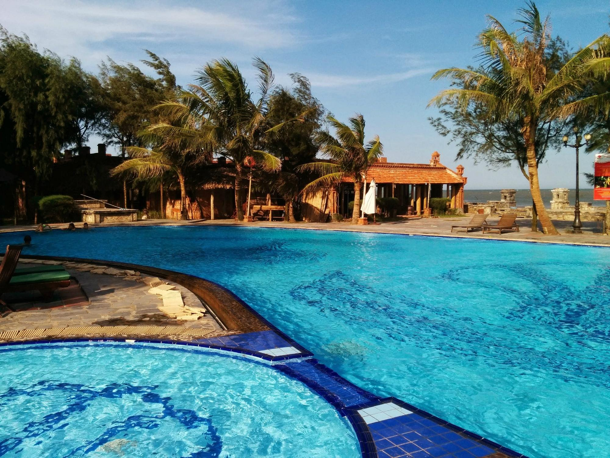 Vạn Chài Resort Sầm Sơn mang phong cách nghỉ dưỡng thuần Việt, hồ bơi sát biển