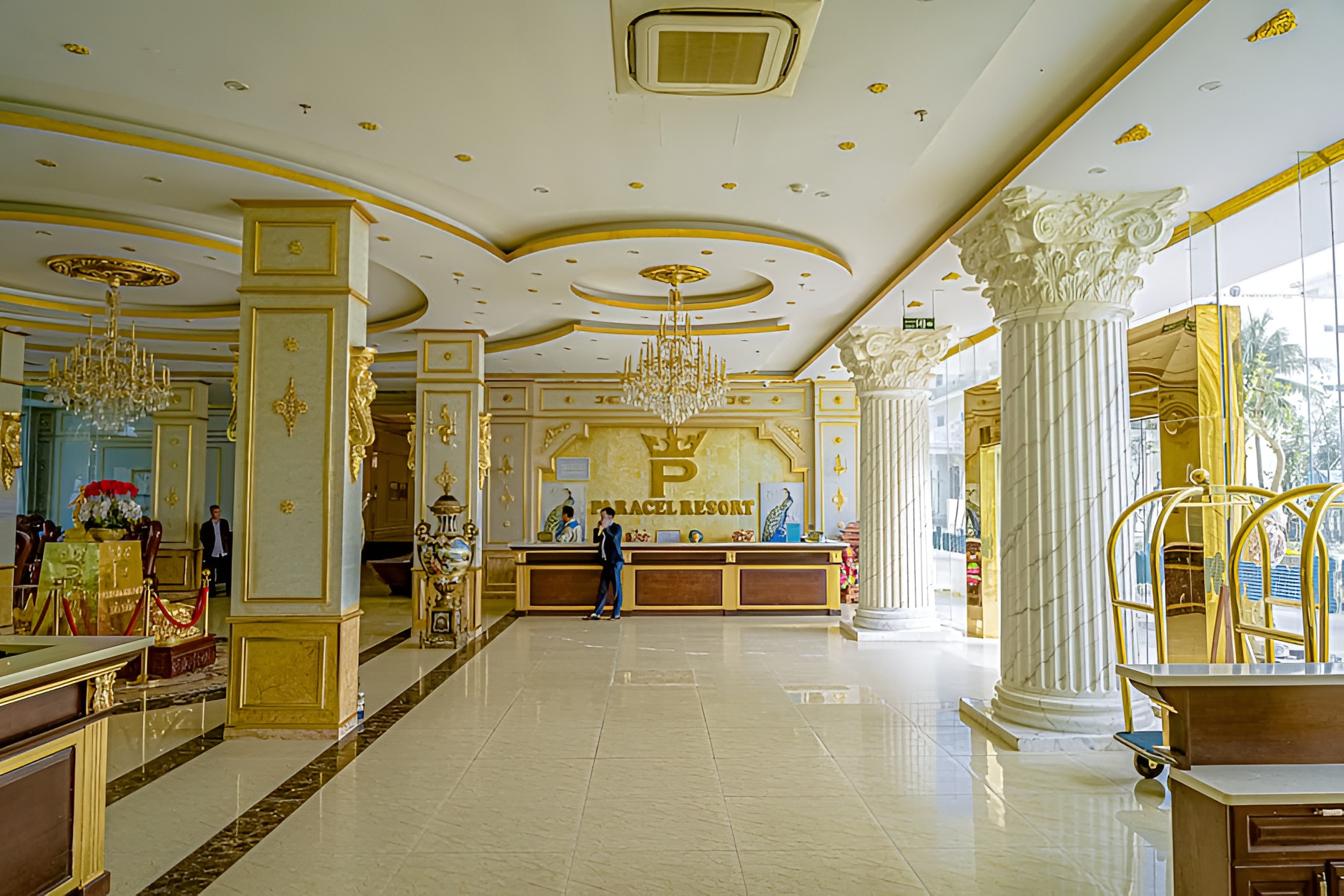 Khu nghỉ dưỡng nổi bật với kiến trúc tân cổ điển sang trọng, không gian sảnh đón tiếp đẳng cấp