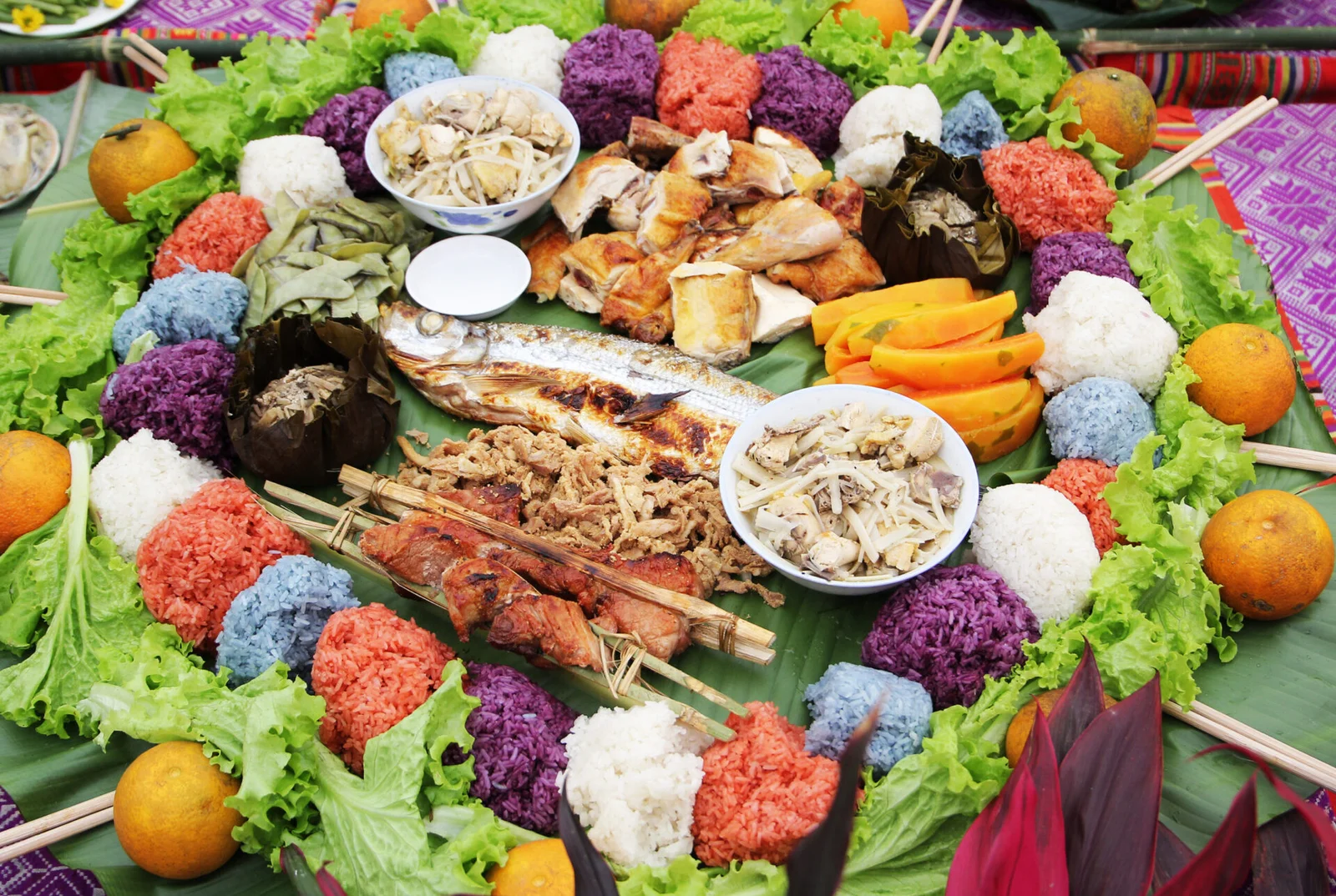 Ăn canh lá đắng nóng cùng cơm dẻo, xôi nếp là chuẩn vị xứ Thanh