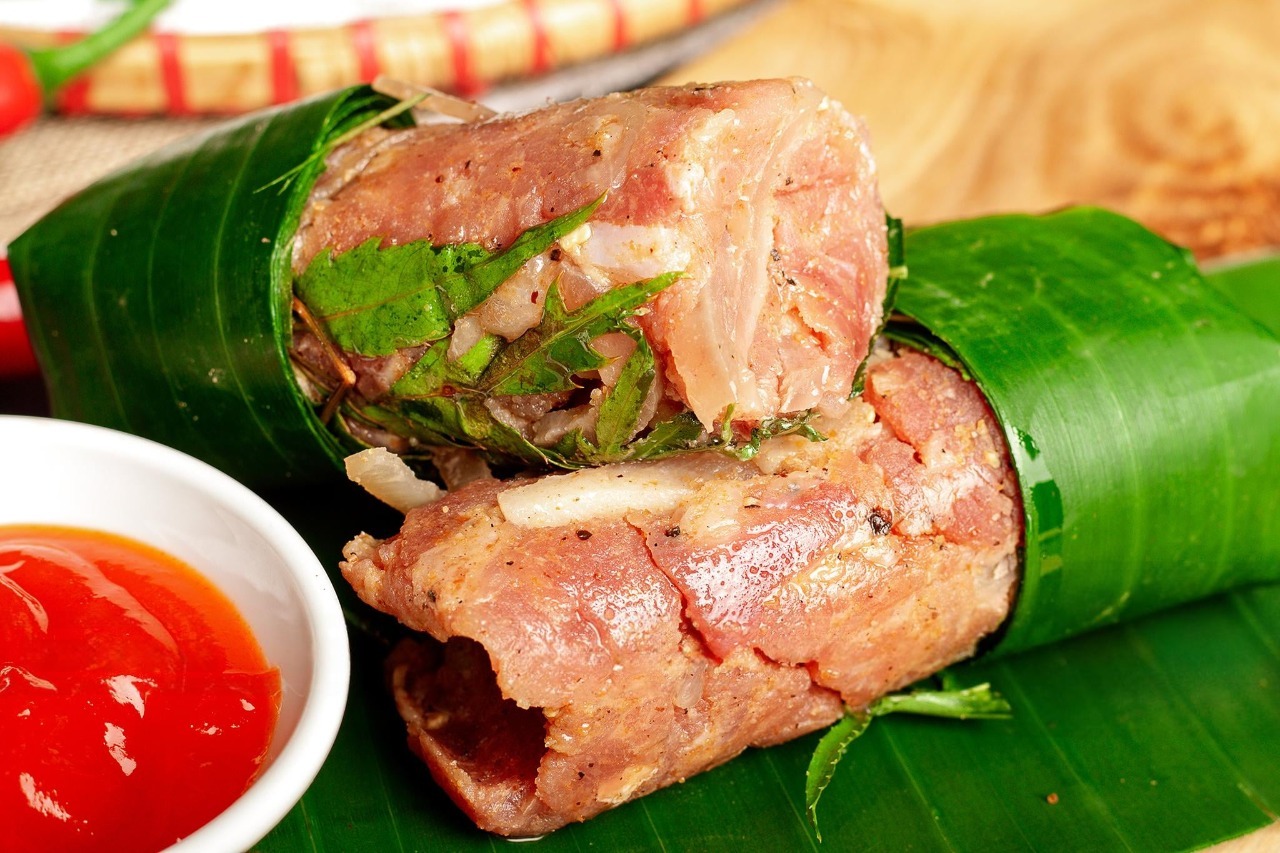 Nem nướng Thanh Hóa gây ấn tượng bởi vị chua dịu, thơm lá đinh lăng và thính gạo rang