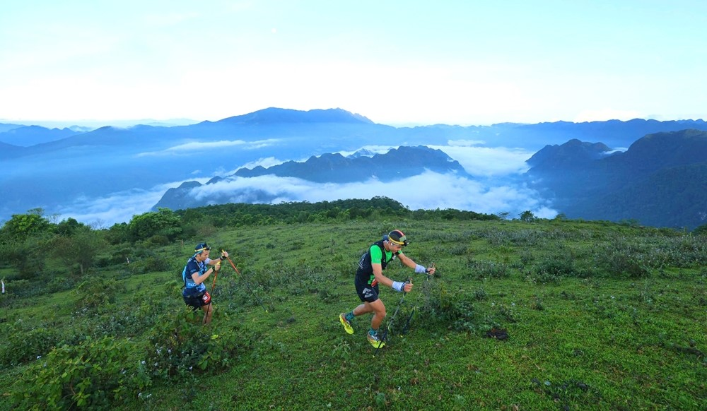 Trải nghiệm chạy marathon băng rừng Pù Luông giữa núi rừng và mây sớm