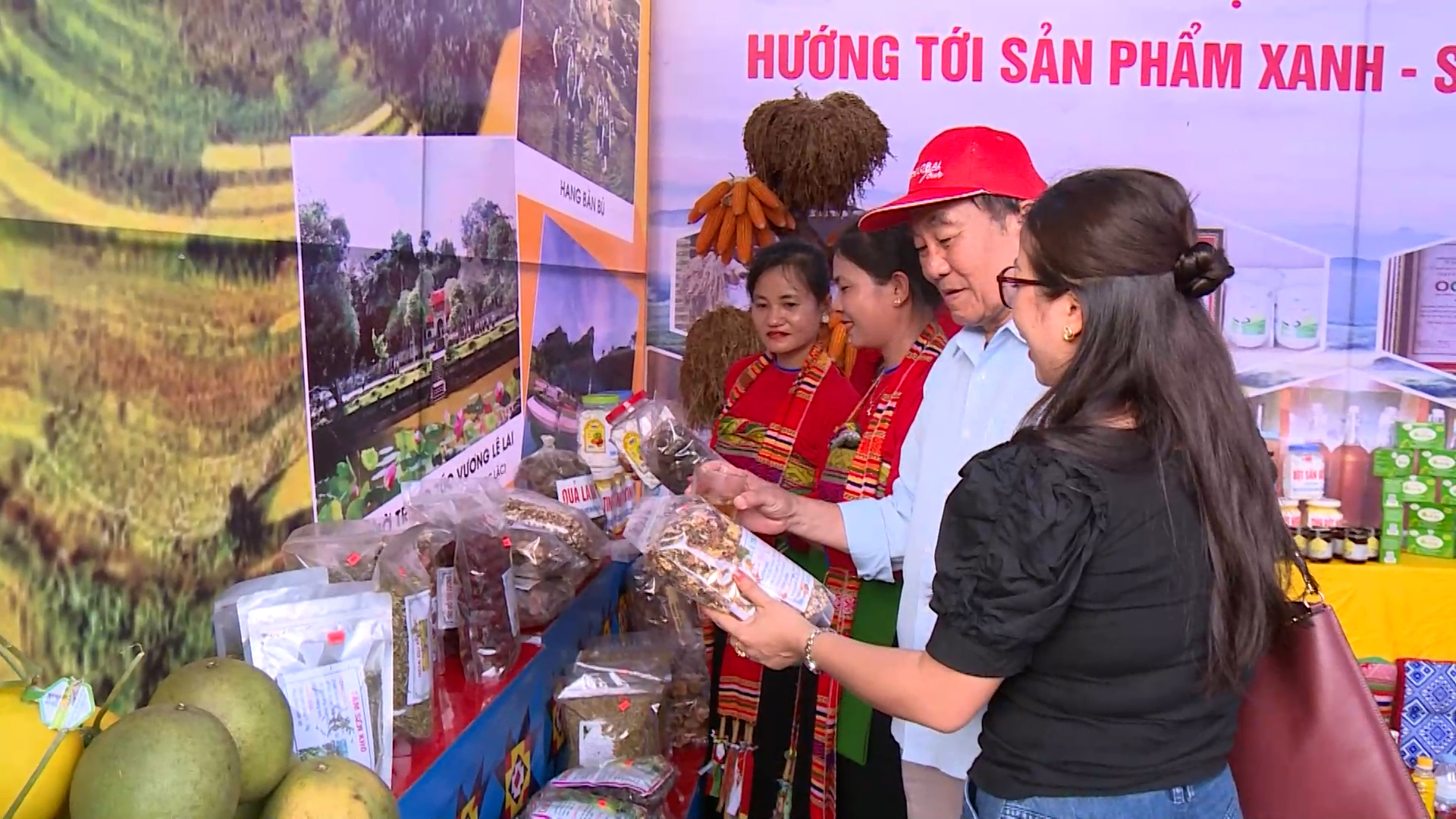 Gian hàng nông sản vùng cao thu hút du khách với sản phẩm đặc trưng địa phương