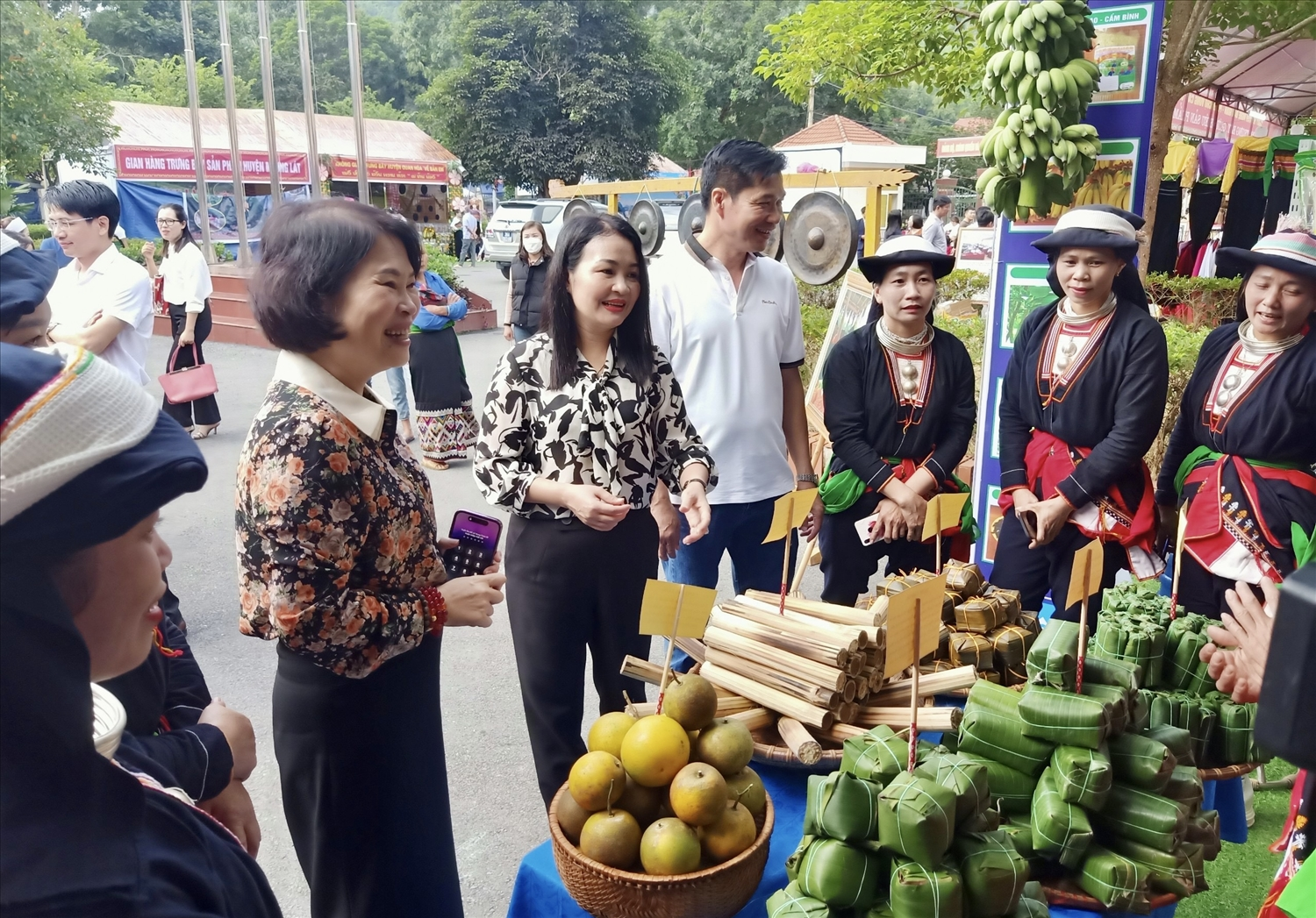 Đặc sản xứ Thanh với cơm lam dẻo thơm và nem chua