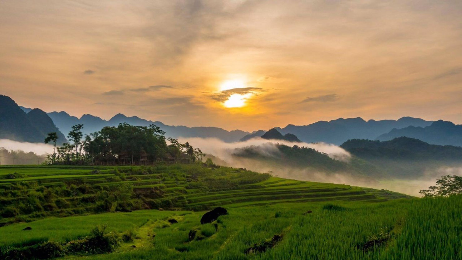 Bình minh mùa đông ở Pù Luông, khi mây trôi lững lờ giữa núi non yên ả.